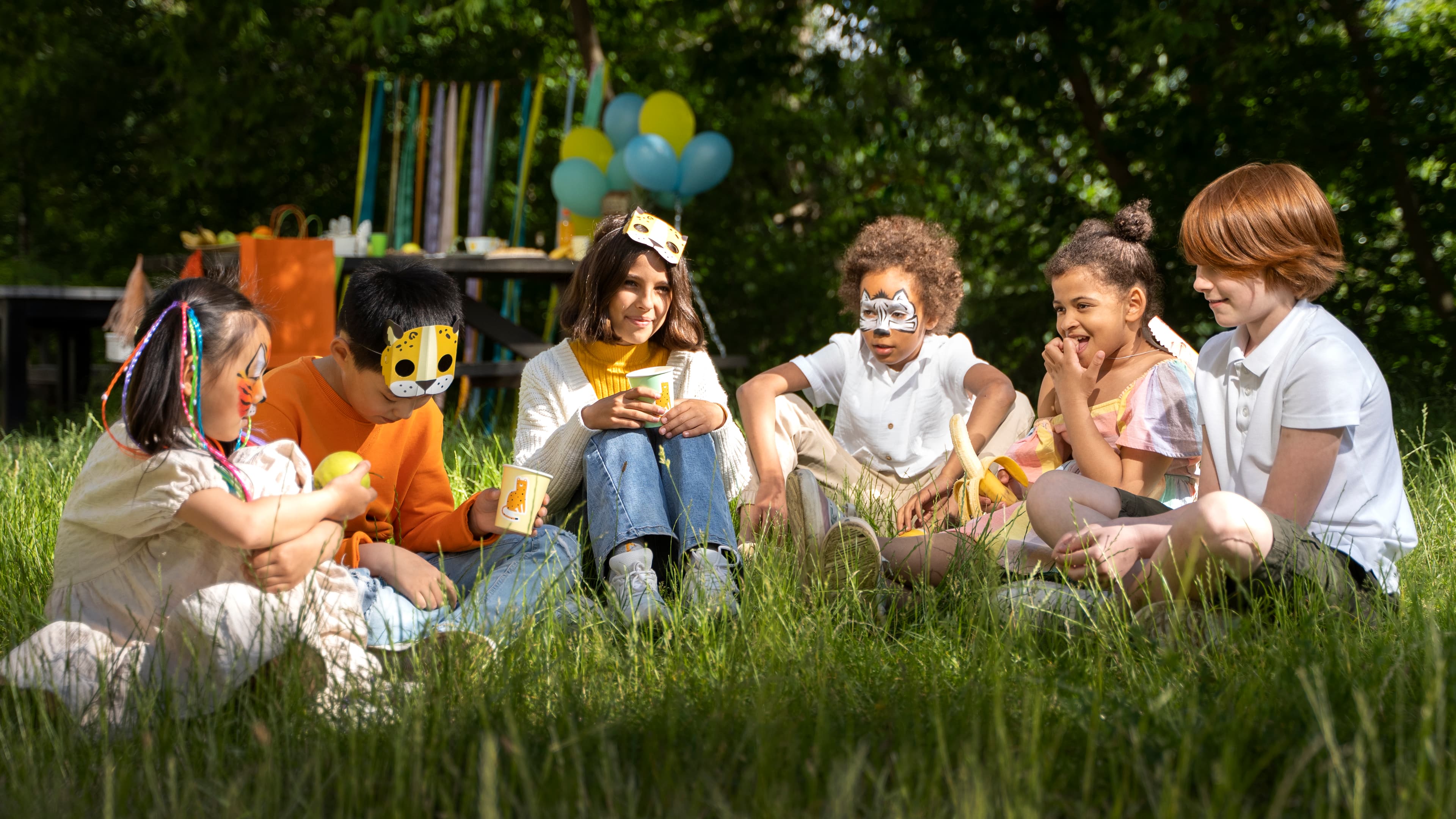 Image de fond d'une jeune fille qui mange une glace