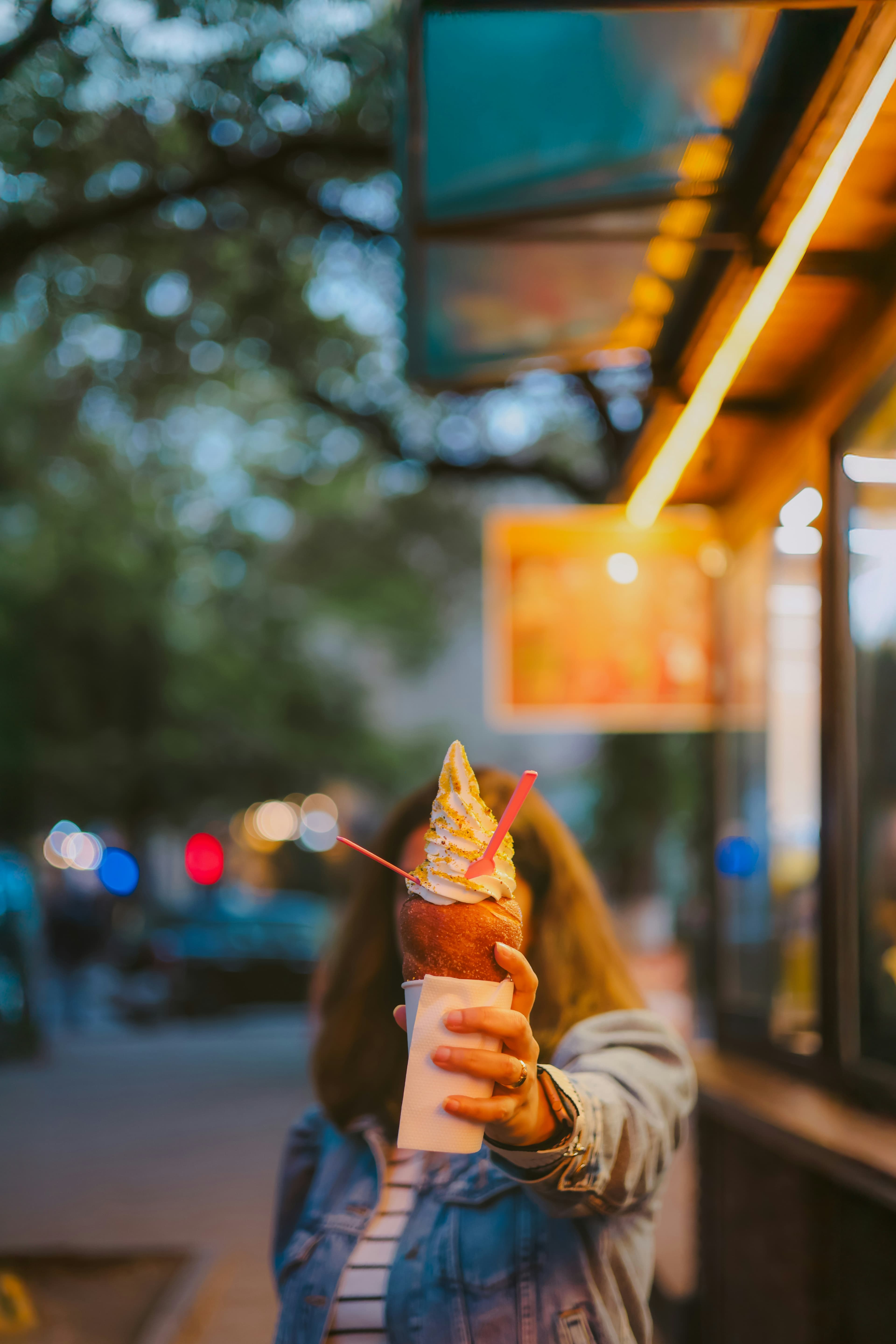 Image de fond d'une jeune fille qui mange une glace